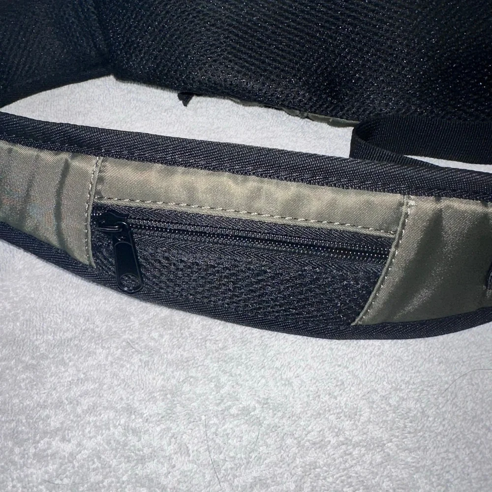 NWOT DUCHAMP Sling Green Backpack Crossbody Bag Water Resistant Zippered 13.5
